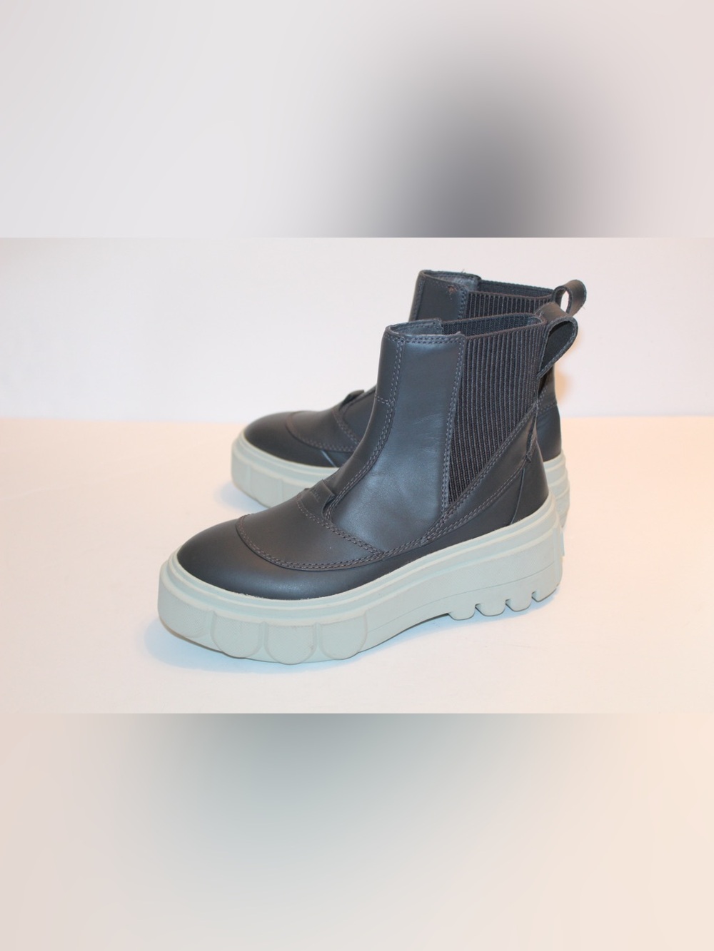 Sorel Caribou x Waterproof Chelsea Boots Women’s Size 5.5